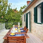 Island Stonehouse Kala Mendula