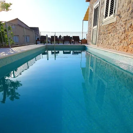 Island Stonehouse Kala Mendula Sutivan