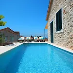 Island Stonehouse Kala Mendula