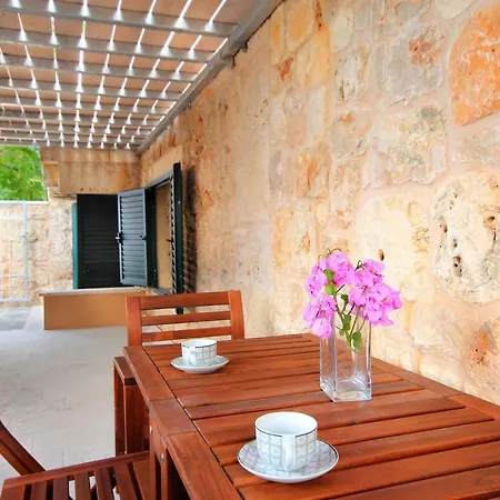 Villa Island Stonehouse Kala Mendula Sutivan