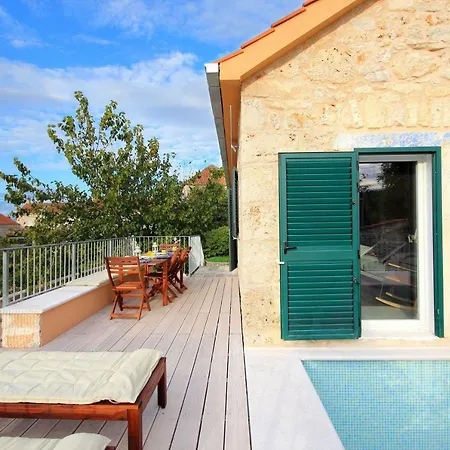 Island Stonehouse Kala Mendula * Sutivan